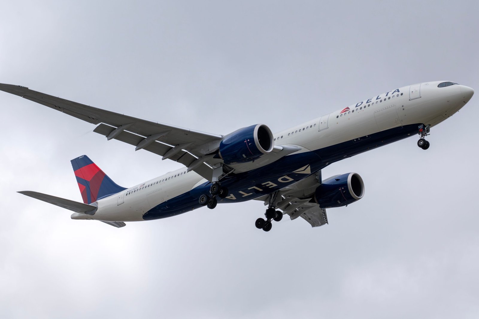delta flight dl275 diverted lax